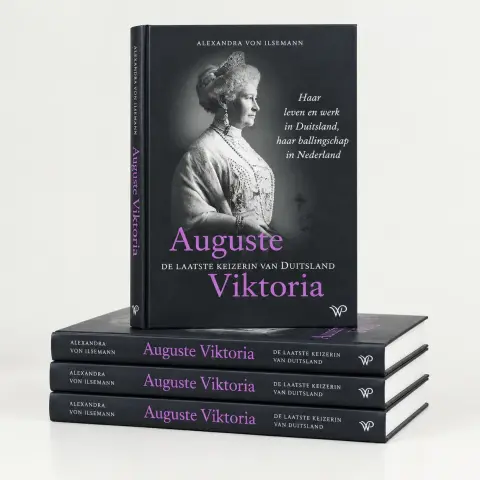 Elegante boekenstapel Auguste Viktoria